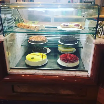 Kuchenvitrine mit Torten und Käsekuchen