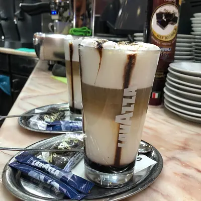Latte macchiato im hohen Glas auf der Theke